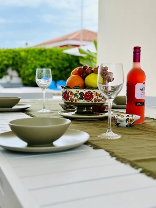 Beachfront Villa And Pool Пуерто де Сантяго Екстериор снимка